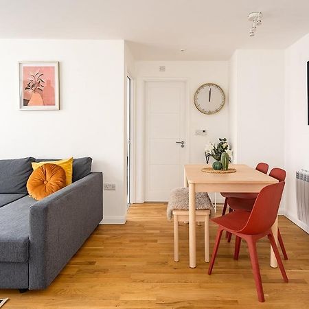 Contemporary City Centre Apartment With Parking Бат Экстерьер фото