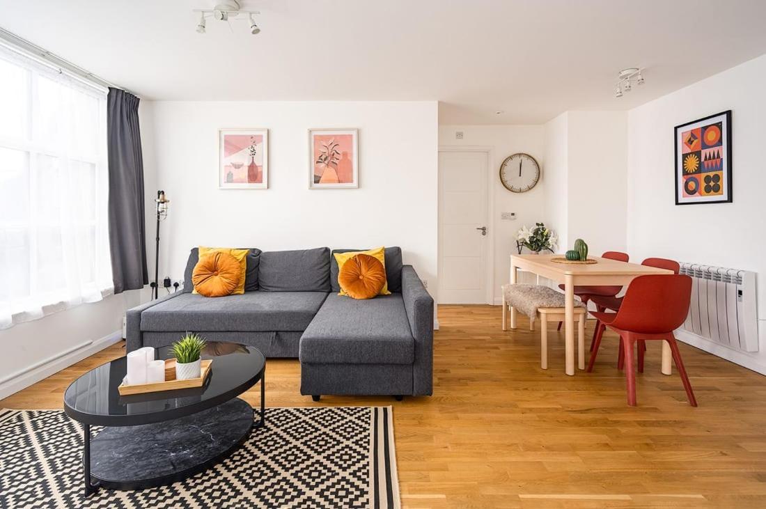 Contemporary City Centre Apartment With Parking Бат Экстерьер фото