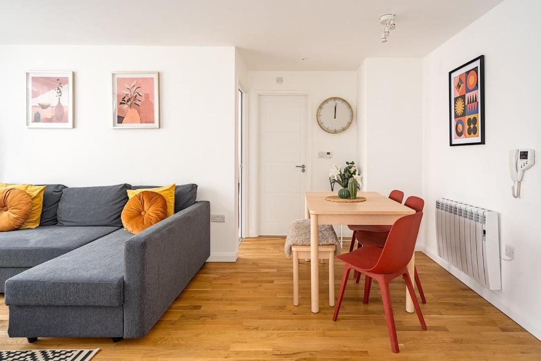 Contemporary City Centre Apartment With Parking Бат Экстерьер фото