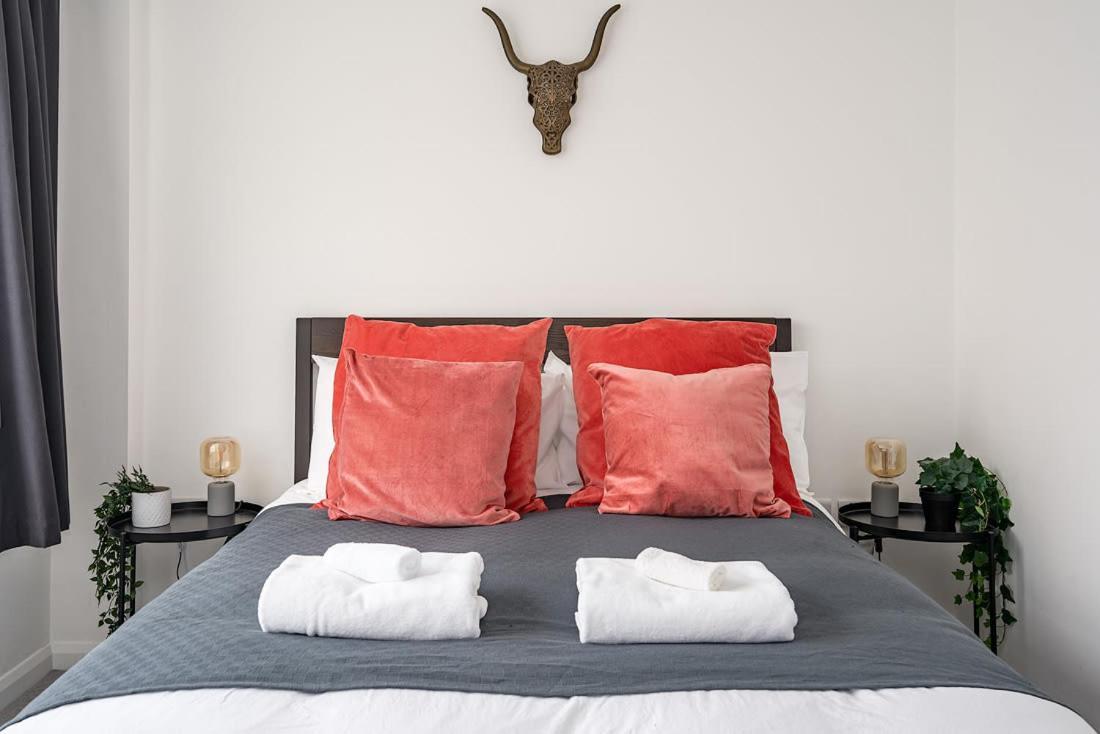 Contemporary City Centre Apartment With Parking Бат Экстерьер фото