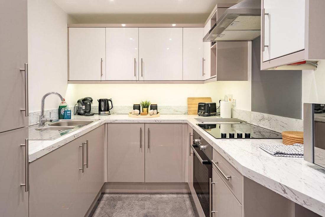Contemporary City Centre Apartment With Parking Бат Экстерьер фото